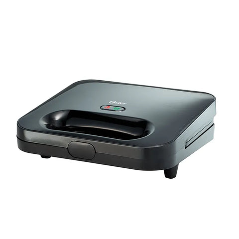 Sanduchera Oster® negra de 2 puestos con superficie antiadherente, termostato automático y diseño compacto para almacenamiento vertical.