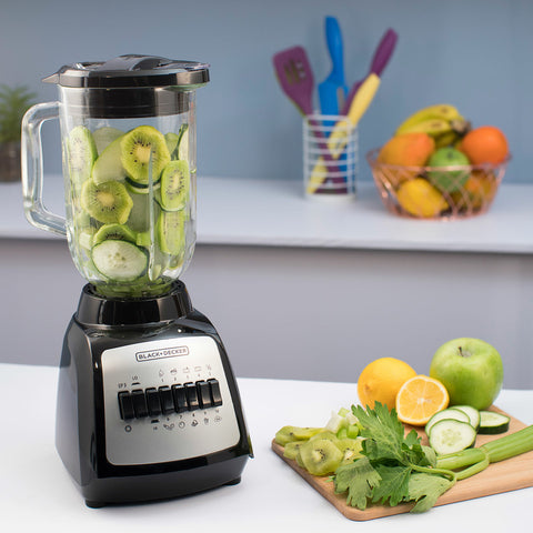 Licuadora BLACK+DECKER DuraPro de 550W con jarra de vidrio de 1.25L, 10 velocidades, función de pulso y cuchillas de acero inoxidable para triturar hielo.