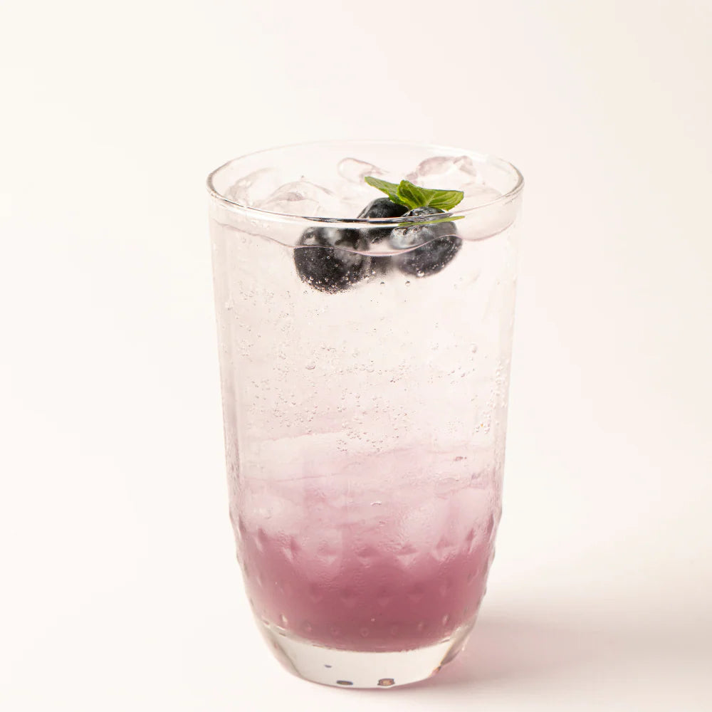 Vaso Estambul de 442.5 ml en vidrio transparente con textura decorativa, ideal para jugos, cócteles o agua con un toque de elegancia clásica.