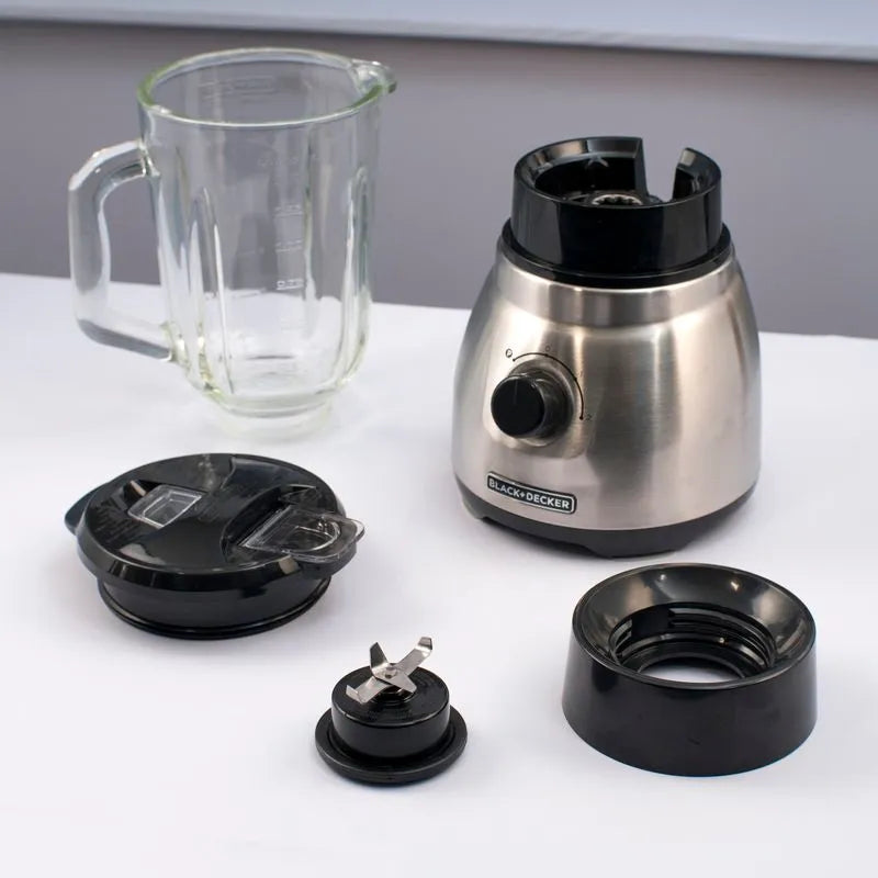 Licuadora BLACK+DECKER Tricuadora negra con 750W de potencia, jarra de vidrio de 1.5L, vaso personal de Tritán de 500ml y cuchillas cuádruples de acero inoxidable.