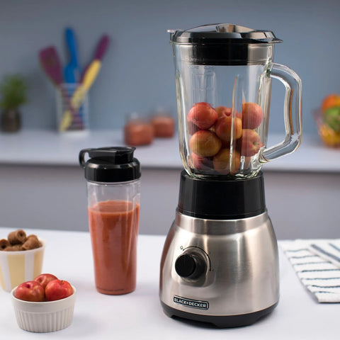 Licuadora BLACK+DECKER Tricuadora negra con 750W de potencia, jarra de vidrio de 1.5L, vaso personal de Tritán de 500ml y cuchillas cuádruples de acero inoxidable.
