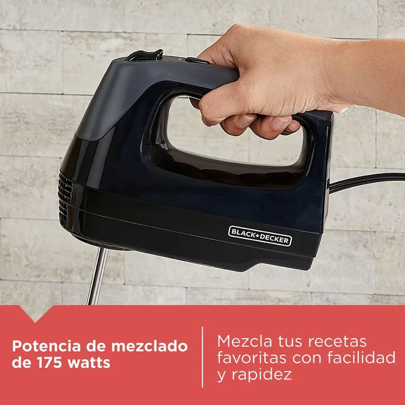 Batidora de mano Black+Decker liviana negra con 5 velocidades, función turbo y batidores de alambre estilo profesional.