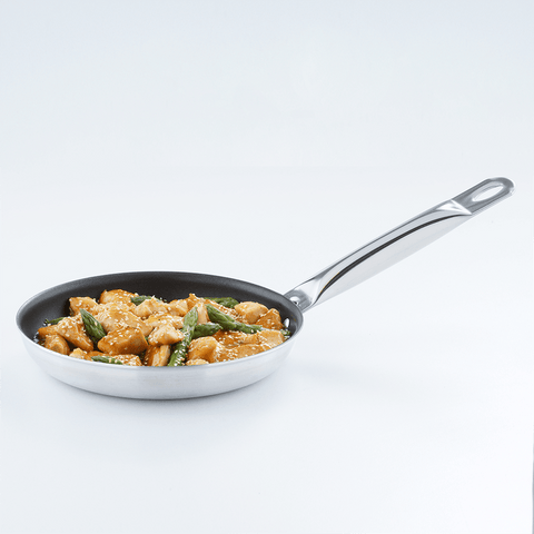 Sartén Institucional Antiadherente Universal con mango de acero inoxidable y recubrimiento antiadherente, ideal para uso profesional.