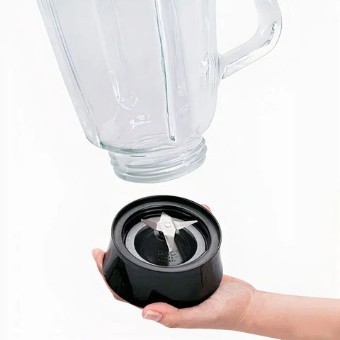 Licuadora Optimix Plus Samurai de 500 Watts con vaso de vidrio de 1.25 litros, cuchillas de acero inoxidable y diseño negro.