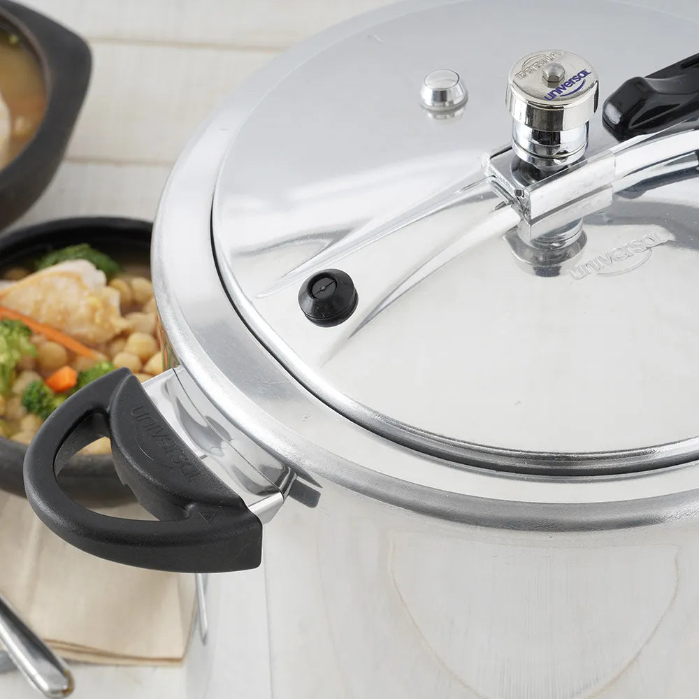 Olla a presión Universal LPC de 13 litros con cierre interno, fabricada en aluminio con mangos de baquelita.