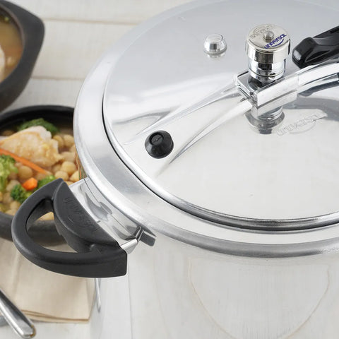 Olla a presión Universal LPC de 13 litros con cierre interno, fabricada en aluminio con mangos de baquelita.