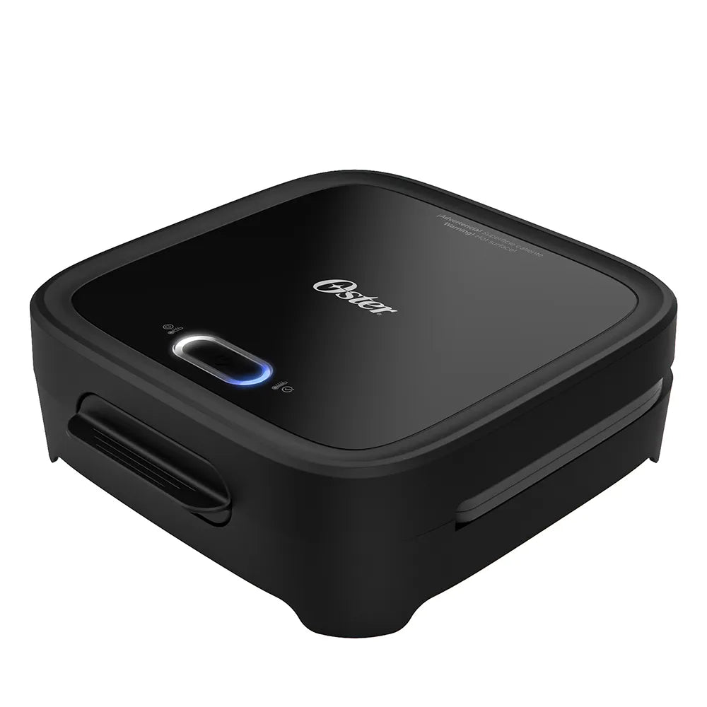 Sanduchera Oster® compacta negra con platos hondos, ideal para panes gruesos, rellenos generosos y preparaciones versátiles.