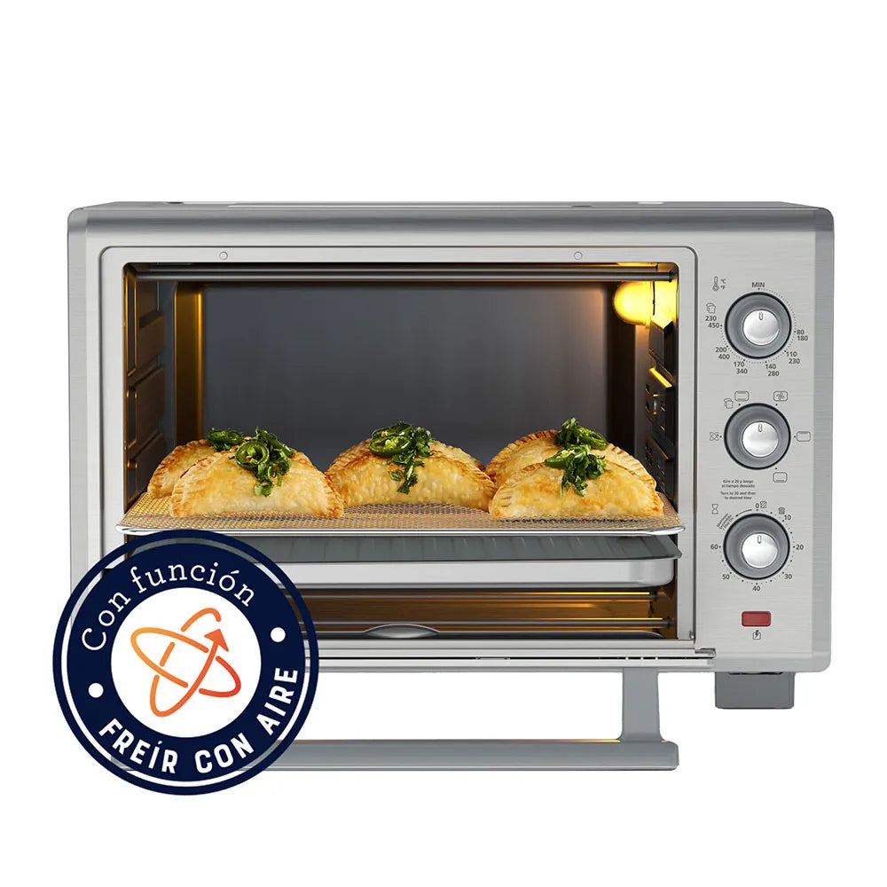 Horno con Freidora de Aire Oster® 35L, 5 funciones pre-programadas, control de temperatura hasta 230°C, recubrimiento antiadherente, y luz interior para fácil monitoreo.