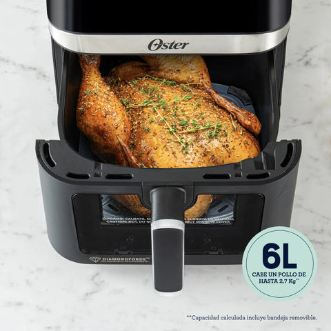 Freidora de Aire Digital Oster® DiamondForce 6L con recubrimiento antiadherente, 10 programas automáticos, bandeja extraíble, y ventana de visualización para una cocción fácil y rápida.