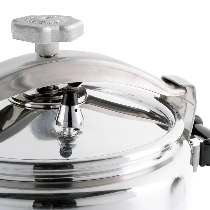 Olla a presión Magna de 25 litros, fabricada en aluminio resistente, con dos válvulas de seguridad, pesas reguladoras y asas reforzadas, diseñada para cocinas institucionales y restaurantes.