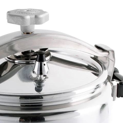 Olla a presión Magna de 25 litros, fabricada en aluminio resistente, con dos válvulas de seguridad, pesas reguladoras y asas reforzadas, diseñada para cocinas institucionales y restaurantes.