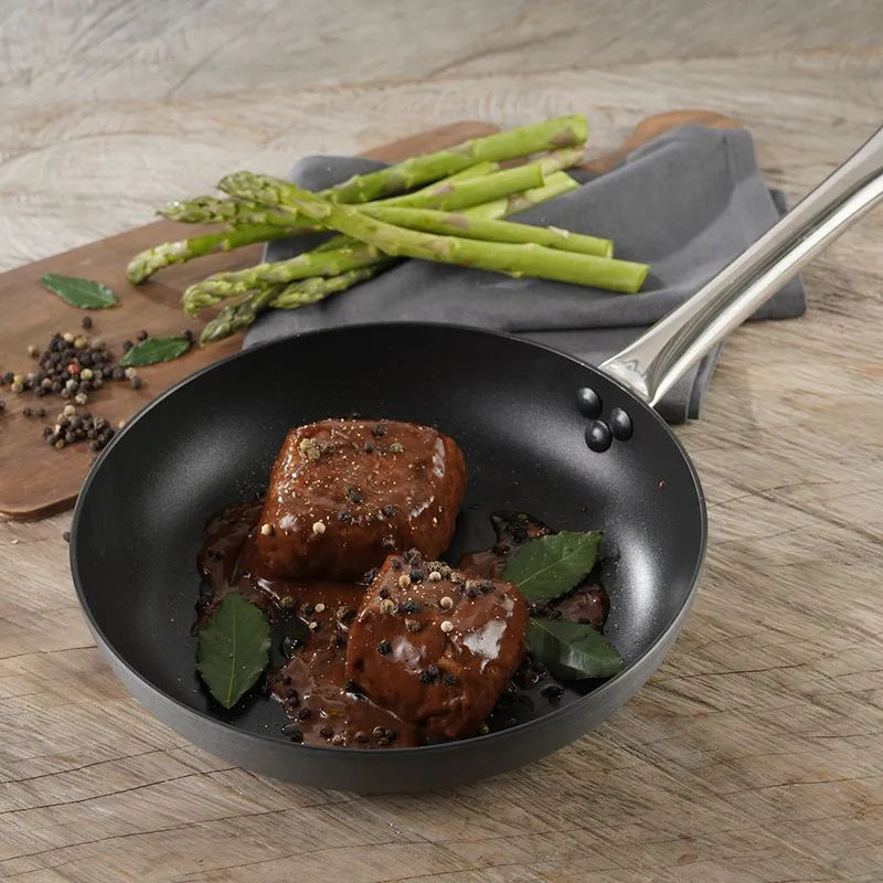 Sartén anodizado de 24 cm Universal con mango de acero inoxidable, antiadherente, capacidad de 1,9L, ideal para hornos convencionales.