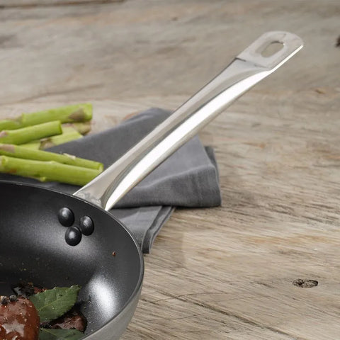 Sartén anodizado de 24 cm Universal con mango de acero inoxidable, antiadherente, capacidad de 1,9L, ideal para hornos convencionales.