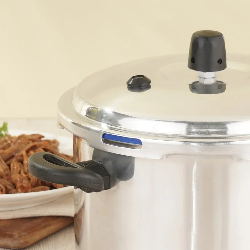 Olla a presión Aliada de 4.5 litros con cierre externo, cuerpo de aluminio de 1.8 mm de espesor, sistema de cierre autoajustable y hermético, válvula de seguridad, y mangos de baquelita resistentes al calor.