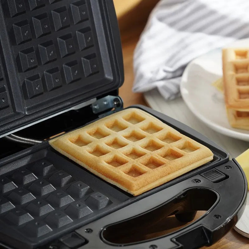 Sanduchera Universal Inox Multifuncional 3 en 1 con placas antiadherentes, cubierta de baquelita y acero inoxidable, e indicadores luminosos.