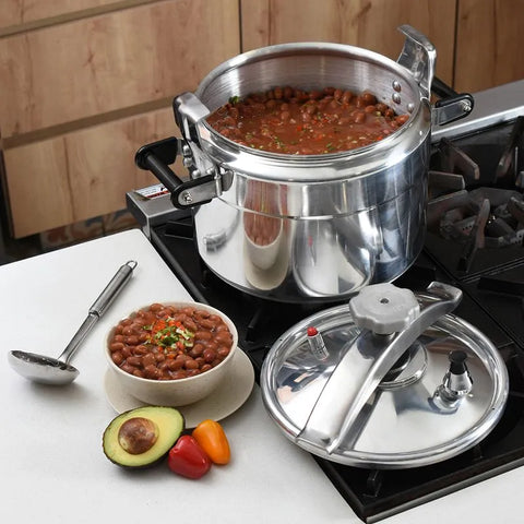 Olla a presión Magna de 15 litros, fabricada en aluminio, con diseño robusto y seguro, equipada con dos válvulas de seguridad y asas reforzadas, ideal para cocinas profesionales.