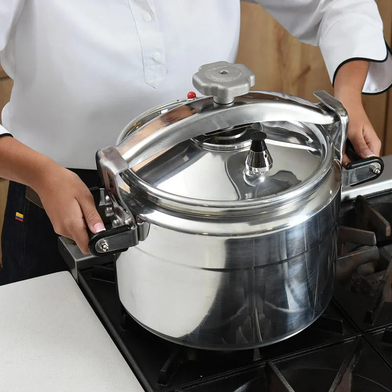 Olla a presión Magna de 15 litros, fabricada en aluminio, con diseño robusto y seguro, equipada con dos válvulas de seguridad y asas reforzadas, ideal para cocinas profesionales.