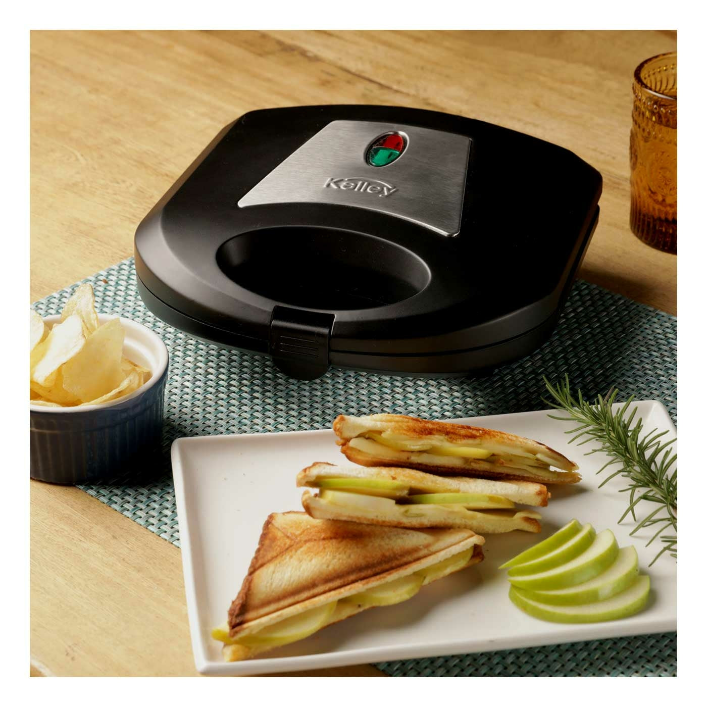 Sanduchera KALLEY Negra con capacidad para 2 sándwiches y placas antiadherentes fáciles de limpiar.