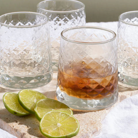 Vaso cairo rocks bajo facetado de 310 ml con patrón tipo diamante y base gruesa, ideal para servir whisky, cocteles o bebidas cortas con estilo sofisticado