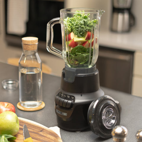 Licuadora BLACK+DECKER Helix Negra de 800W con jarra de vidrio de 1.5L, 4 velocidades, función de pulso y tecnología PerfectPour™.