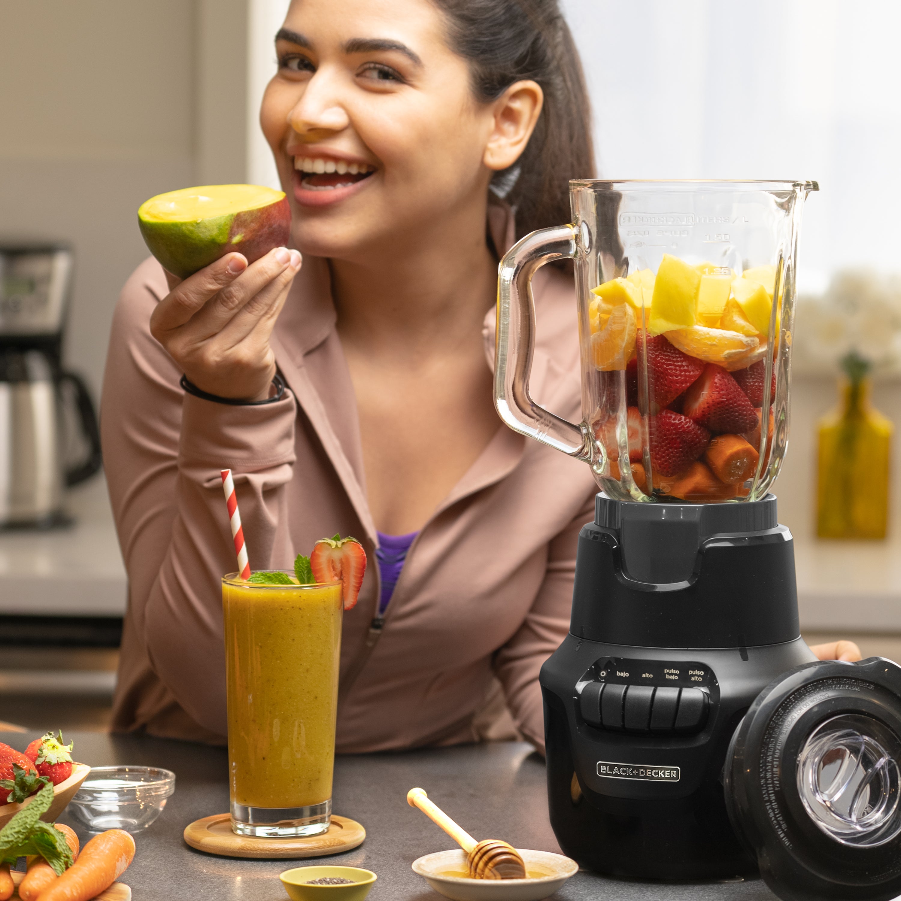 Licuadora BLACK+DECKER Helix Negra de 800W con jarra de vidrio de 1.5L, 4 velocidades, función de pulso y tecnología PerfectPour™.