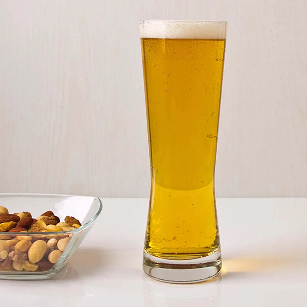 Vaso cervecero Milán de 385 ml con cuello cónico y base sólida, ideal para realzar la espuma y el color de cervezas rubias, artesanales o stout.