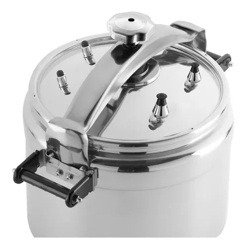 Olla a presión Magna de 50 litros, fabricada en aluminio de alta resistencia, con válvulas de seguridad, pesas reguladoras y asas metálicas reforzadas, diseñada para cocinas profesionales e institucionales.