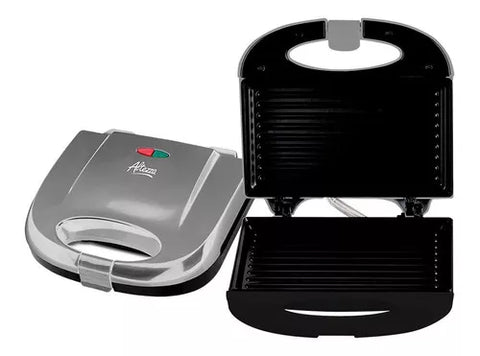 Sanduchera Altezza Asador Gris con superficie antiadherente para sánduches tostados rápidos y fáciles.