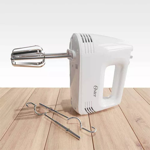 Batidora de mano Oster® de 5 velocidades, diseño ergonómico y potencia industrial para mezclas rápidas y eficientes.