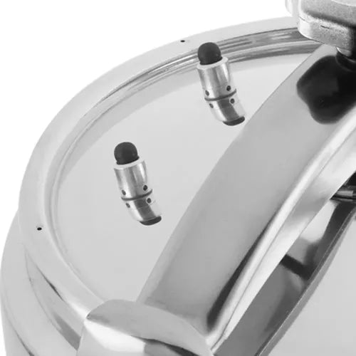 Olla a presión Magna de 50 litros, fabricada en aluminio de alta resistencia, con válvulas de seguridad, pesas reguladoras y asas metálicas reforzadas, diseñada para cocinas profesionales e institucionales.