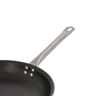 Sartén profesional de 30cm IMUSA de aluminio antiadherente, con mangos de acero inoxidable, ideal para cocciones rápidas y uniformes.